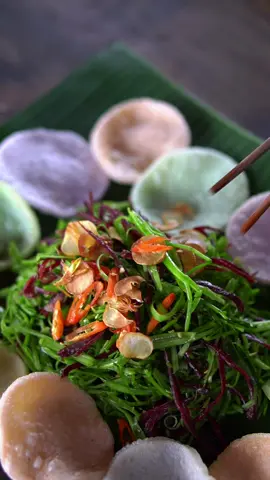 Làm gỏi thịt trâu gác bếp rau muống. Em cảm ơn món quà từ chị @Mai Tây Bắc nhiều ạ. #manhtaynguyen #ancungtiktok #maitaybac #thittraugacbep #thitlongacbep #dacsantaybac 