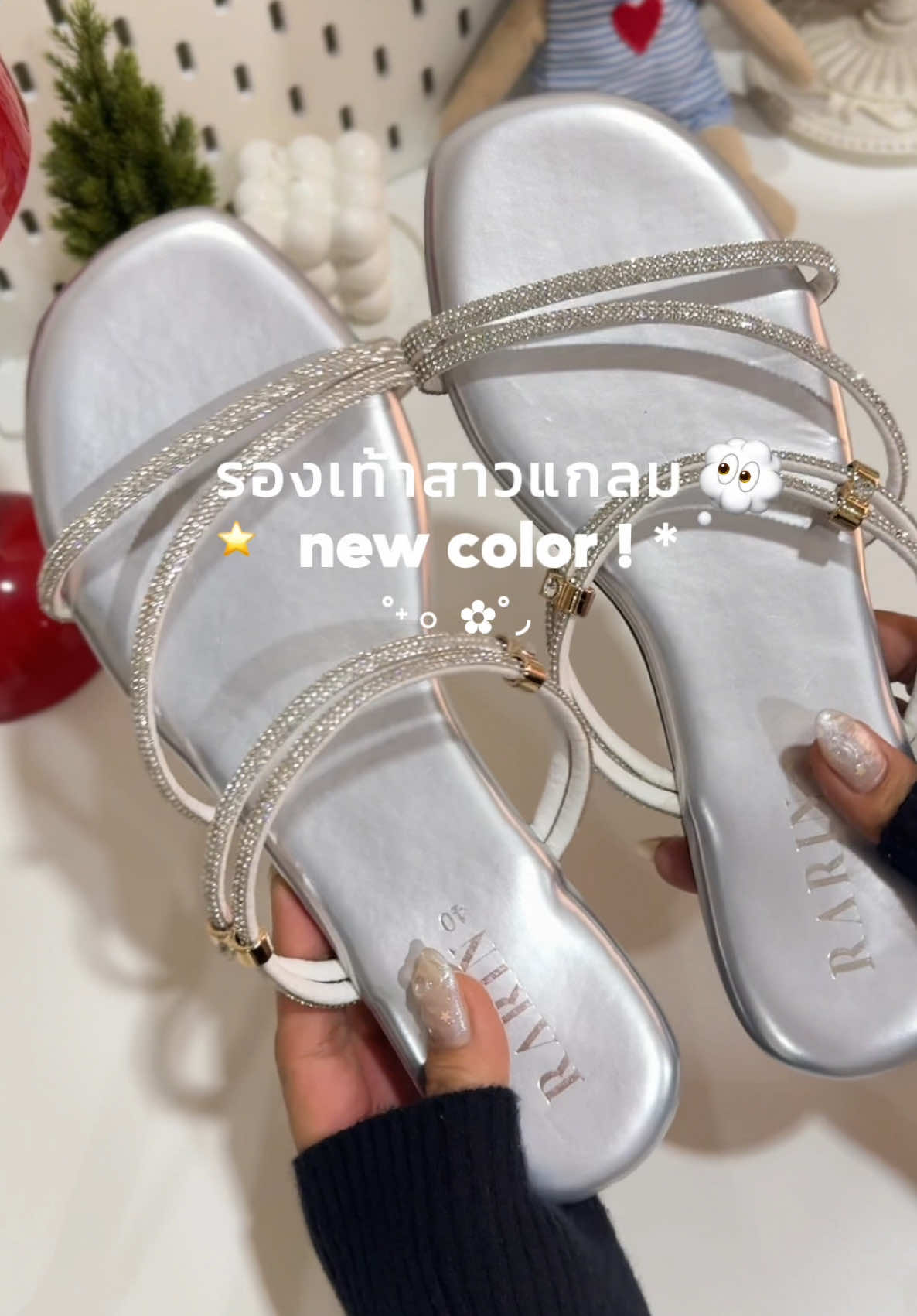 สีใหม่สวยฉ่ำ 👀💦 #รีวิวรองเท้า #รองเท้าผู้หญิง#รองเท้าแตะแฟชั่น #รองเท้าแตะนุ่มนิ่ม #รองเท้าสายเพชร #รองเท้าแตะ #รองเท้าน่ารักๆ #ป้ายยา #rarinbrand #fypシ #tiktokป้ายยา #TikTokFashion 