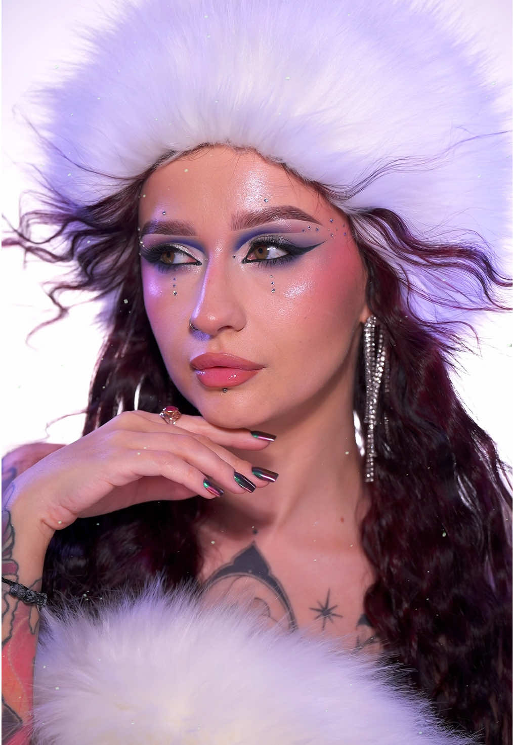 XMASS GLAM ❄️❄️ Wykonaj ze mną szalony, świąteczny makijaż w mroźnym klimacie! Do stworzenia tego looku użyłam kosmetyków @NYX Cosmetics Polska  *żel do brwi THE BROW GLUE *pisak do brwi LIFT & SNATCH! w kolorze Espresso *paleta cieni VINTAGE JEAN BABY *eyeliner w pisaku EPIC, czarny *korektor BARE WITH ME, Light *bronzer BUTTER, Butta Cup *róże BUTTER,  For The Butta i Butta Toghether *kredka JUMBO, Vanilla Ice Cream *konturówka SLIM LIP PENCIL, Nude Beige *olejki do ust FAT OIL, Livin’ The Cream i That’s Chic #icymakeup #xmasglam #makeup #nyxcosmeticspl #współpracapłatna