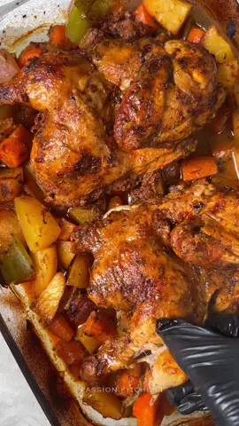 صينية دجاج بالفرن 🍗 Grilled Chicken  @passion.kitchen1 المقادير والطريقة: دجاجة مغسلة ومنظفة  خضار مقطع الي تحبون ( بطاطس/ جزر / كوسة / بصل / فلفل اخضر) التتبيلة: ١ كوب زبادي ١/٢ كوب خل ١/٢ كوب زيت ( يفضل زيت زيتون ) ١ و ١/٢ م ك ثوم مهروس ١ م ك معجون طماطم  ١ م ك دبس فليفلة  ١ م ك نعناع مجفف  البهارات( بابريكا - كمون بودرة - كزبرة بودرة - فلفل اسود - بهارات كاري- ملح) . يتبل الدجاج بالتتبيله والبهارات ويترك ٤ ساعات او ممكن اقل لكن كل ما طول بالتتبيله بيكون الذ ويفضل ليلة كاملة  يسخن الفرن على حرارة ٤٣٠ فهرنهايت  يقطع الخضار مكعبات متوسطة وياخذ القليل من تتبيله الدجاج ويتبل الخضار ثم يوضع فوقه الدجاج المتبل ويغطى بالقصدير ويدخل الفرن لمدة ساعة و٣٠ دقيقة ثم يرفع القصدير ويدهن بالسوائل الموجودة بالصينيه ويحمر الدجاج ويقدم بجانب الخبز او الرز وبالعافية.. #الشعب_الصيني_ماله_حل😂😂 #عشاء #غداء #بطاطس #جوع_اخر_الليل #صينية #صواني #دجاج_مشوي #اكل_صحى 