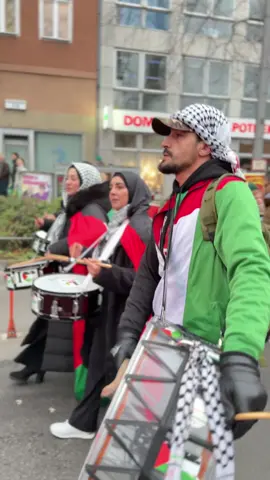 Palestinian scouts drum in Berlin