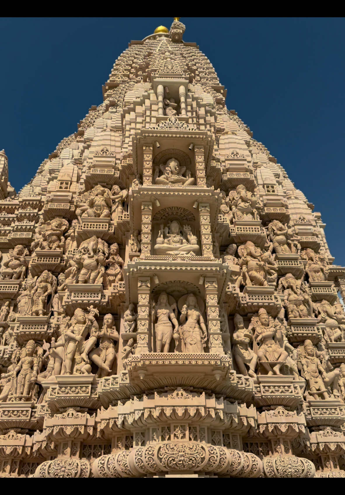 The first tradional temple in ABU DHABI 🤩 this was realy incredible! Every detail was so beautiful ❤️ #shrirammandir #bapshindumandirabudhabi #bapshindumandir #religion #hinduism #hindu #dubai_dxb_uae #abudhabi #uaetiktok #proudhindu #blessed 