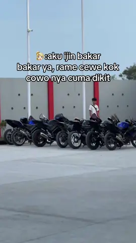 sibuk apa lagi jalan sama yang lain 🤫 #r15v3 #r15modifikasi #r15 #r15v3lovers #r15nation #komorodstyle 