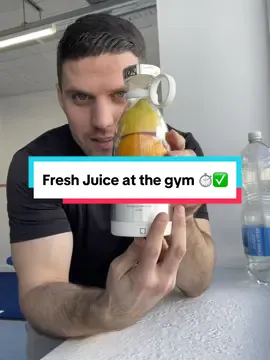 Fresh juice, anywhere, anytime! 🍊💪 Blend your favorite fruits in seconds, right at the gym. #PortableBlender #FreshJuice 