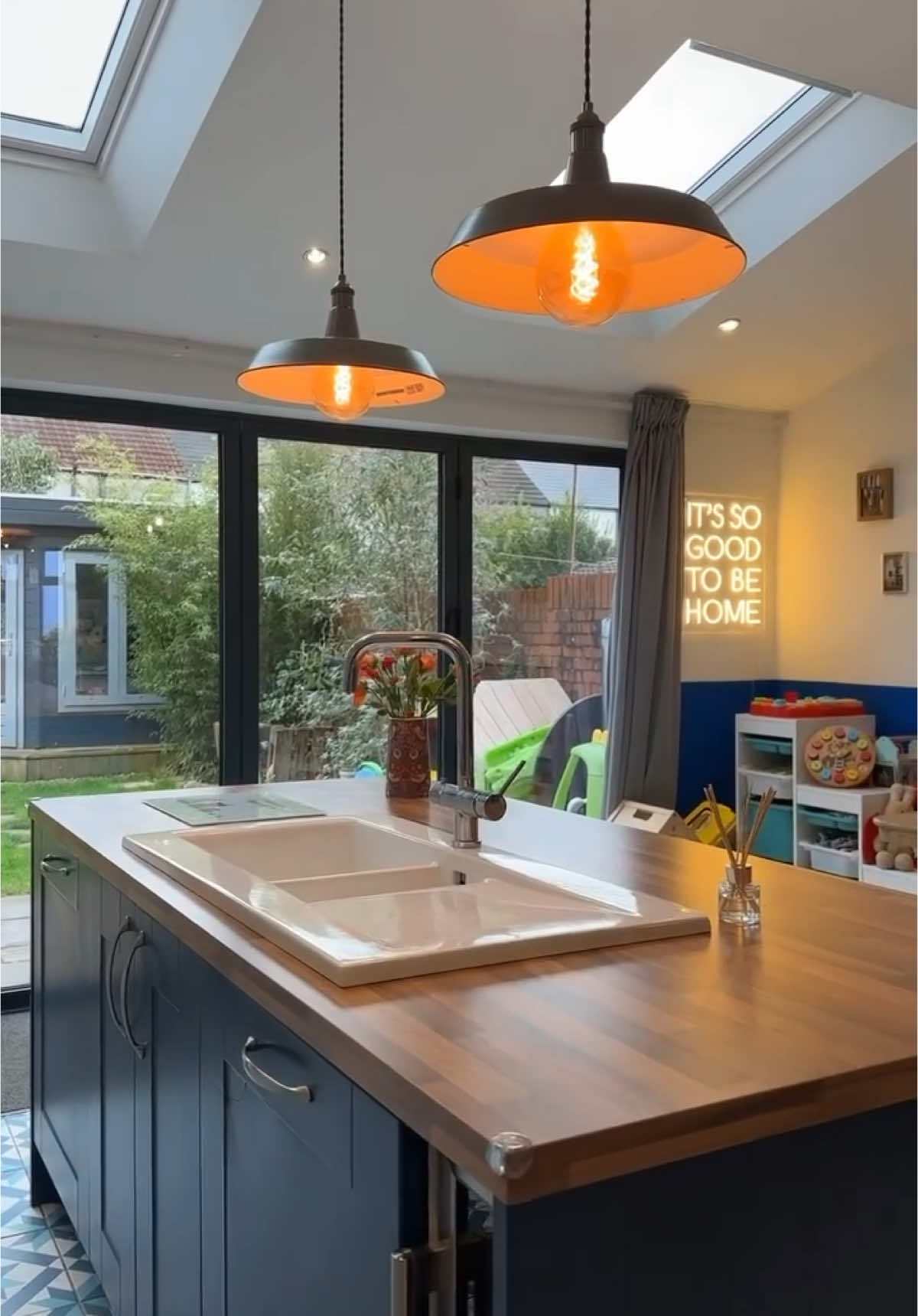 📍Wembley Road, Canton Take a look inside this beautifully presented end terrace house 🔥🏠 This stunning modern home features: 🏡 3 bed 🛁 1 bath 📐 1031 sq.ft 🍽️ Open plan kitchen/dining/family area 🚪 Bi-folding doors to garden 💻 Purpose built home office in garden 🛁 Stylish and modern family bathroom 🪴 Enclosed rear garden 💷 £359,950 Call our Pontcanna Branch on 📞 02920 499680 to arrange your viewing. #stylishhome #fyp #fyppage #beautifulhomescardiff #jeffreyross #cardiff #homesforsale #housegoals #instahomes #familyhome #cardiffhomes #stylishliving #cardiffproperty #openplanliving #jeffreyrosshomes #homeoffice #southwaleshomes #stylishsalesandlettings #homesforsalecardiff #estateagentcardiff #cardiffestateagent #familyhomesforsale #familyhomesforsalecardiff #canton 