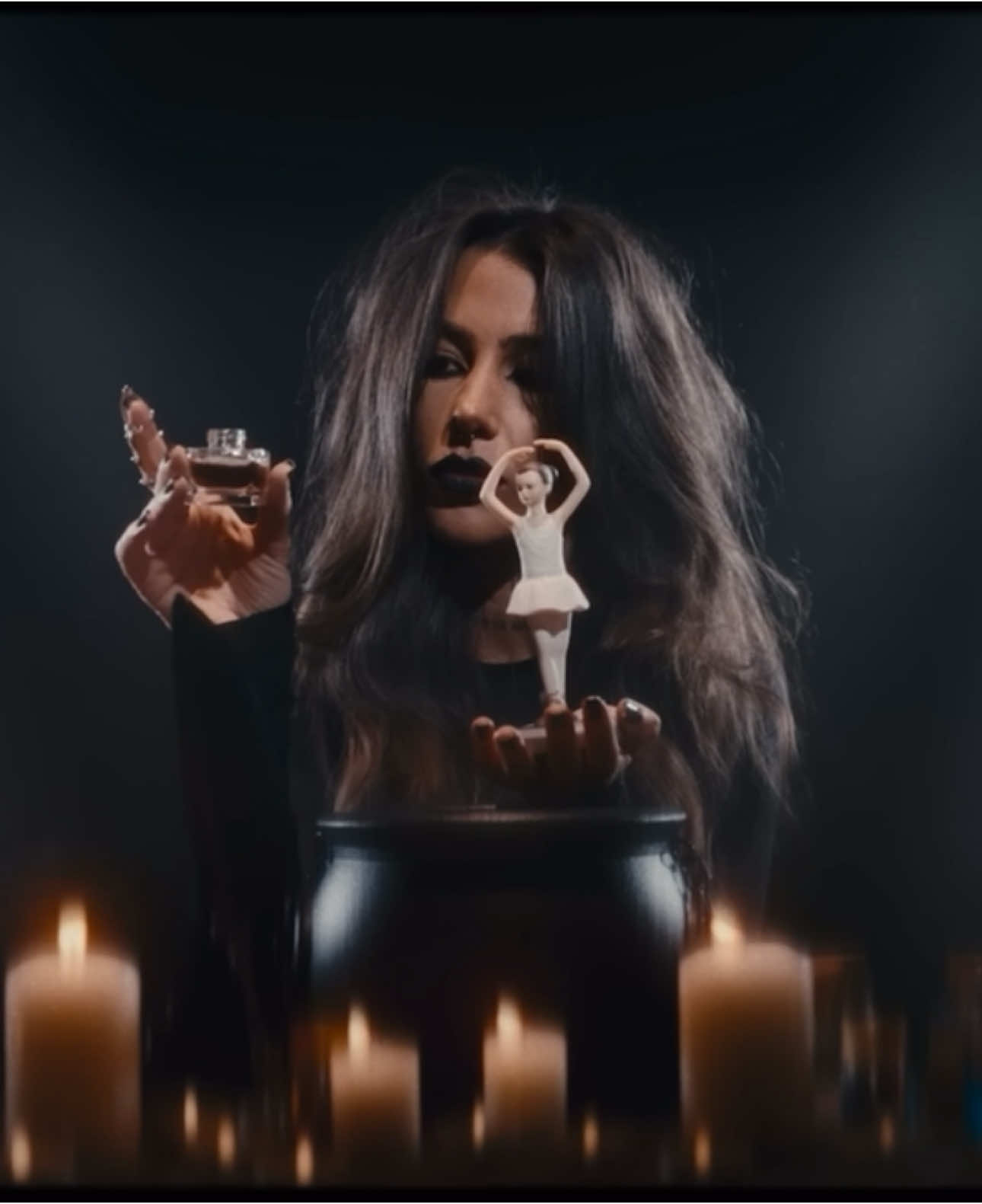 Toxic!🤧 Világszínvonal!😍🔥 Pörgessétek a dalt YouTube-on én rendéljétek a parfümöt…Isteni mindkettő🤪❤️ Elképesztő amit ez a lány művel!🥹😘 #tothandi #toxic #parfum #backoff #singer #youtube #beautiful #music 🫡