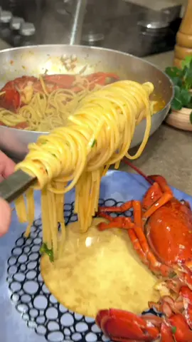 Linguine con astice in bella vista Ingredienti per due persone 200 g di linguine o spaghetti 1 astice da 5-600 g 200 g di pomodorini datterini 1 cucchiaio di concentrato di pomodoro 1/2 bicchiere di vino bianco o brandy 2-3 spicchi d’aglio 1 ciuffo di prezzemolo Olio evo q.b. Sale q.b.