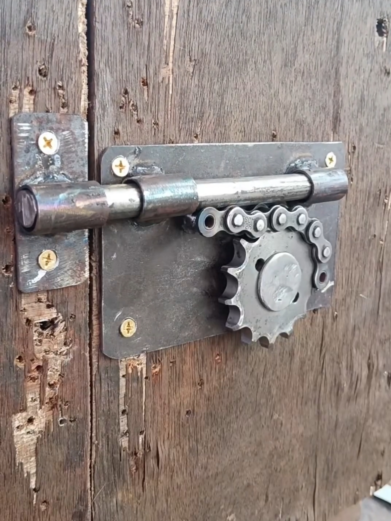 There will be no end to amazing creative ideas. make a latch with used gears and chains #ideas #weldinglife #weldernation #weldingschool #weldingtiktok #thinmetal #weldingart #weldingtools #welder #howtoweld #perfectwelding #fabrication #weldingcreativetools #creative #idea #DIY #art #technique #basic #welding 