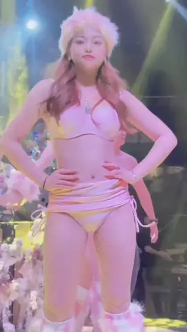 #CapCut Thuỳ-Linh 🍭🍭 #VũĐoànAngle #Dance 