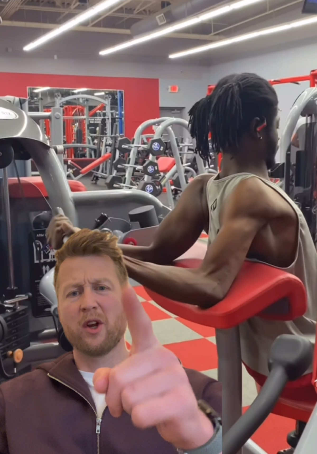 Alles für den Bizeps 💪🏼🔥 Der absolute Gamechanger für dicke Oberarme… 🚀 …oder für Schulterschmerzen 🤣 Was meint ihr, berechtigte Übungsausführung für einen Bizeps Curl? Wie immer nur ironische Antworten in den Kommentaren erlaubt 👌🏼 #gym #reel #humor #fun #diesporthalle #bergischgladbach #fitnessstudio #bizeps #curl #workout #training #Fitness #pumpenbisderarztkommt 