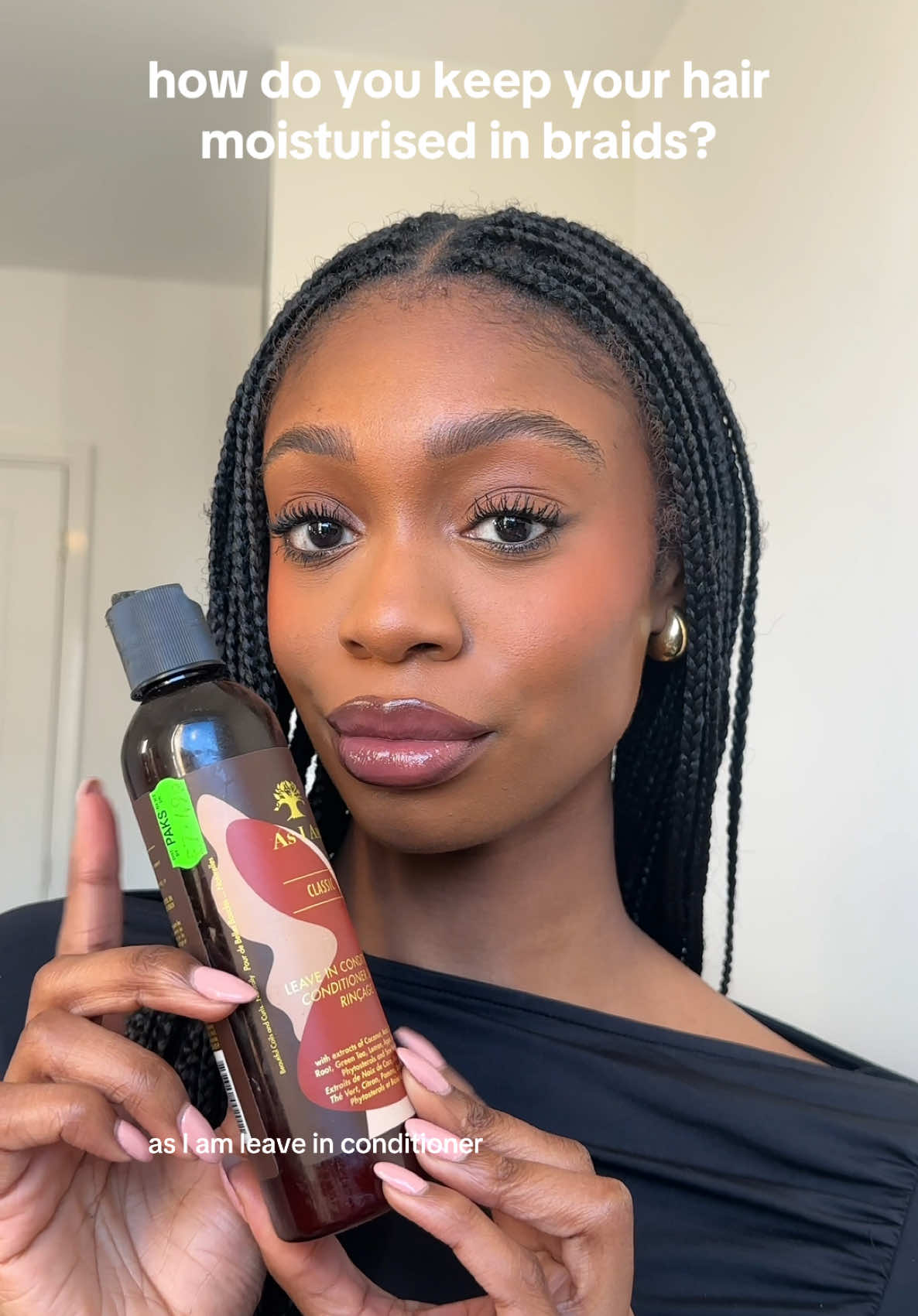 How I keep my hair and scalp moisturised whilst wearing knotless braids 🫶🏾 @As I Am  #4chair #4chairtutorials #knotlessboxbraids #naturalhaircare  #naturalhaircareproducts 