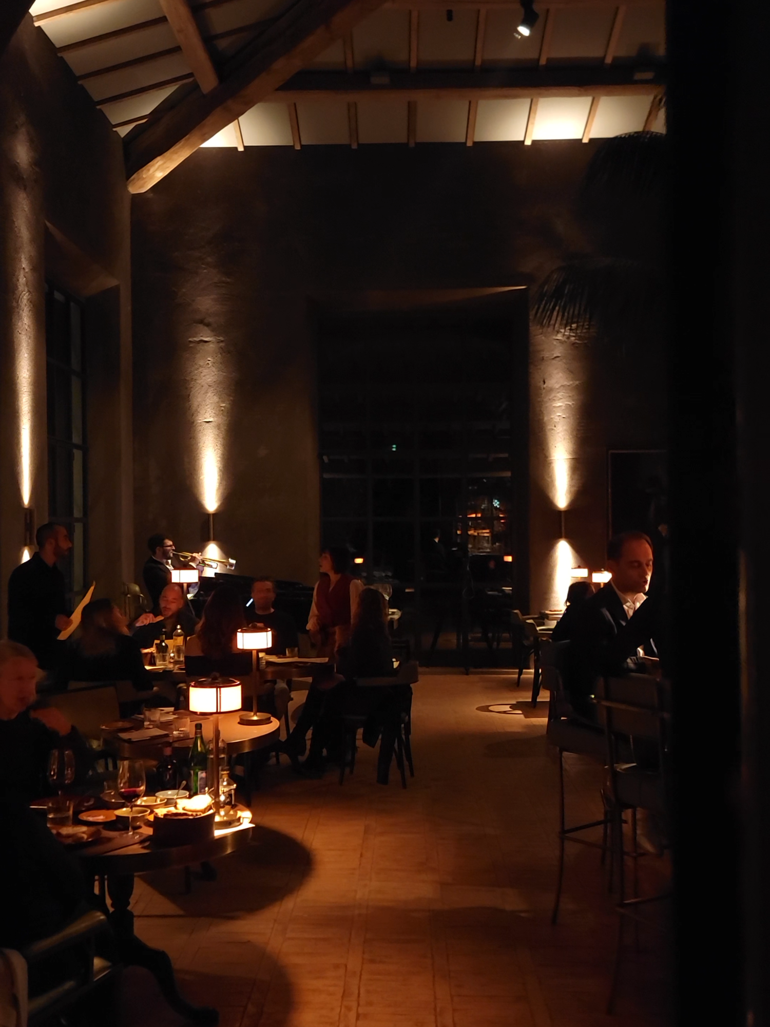 Music really is the food of love at Reschio  #foryoupage❤️❤️ #foryoupage❤️❤️ #fyp #perte #viralvideotiktok #musicaddict #relaxingtime #jazzmusic #jazznight #musicnight #bestplacetogo #reschio #tuscanyitaly #restaurant