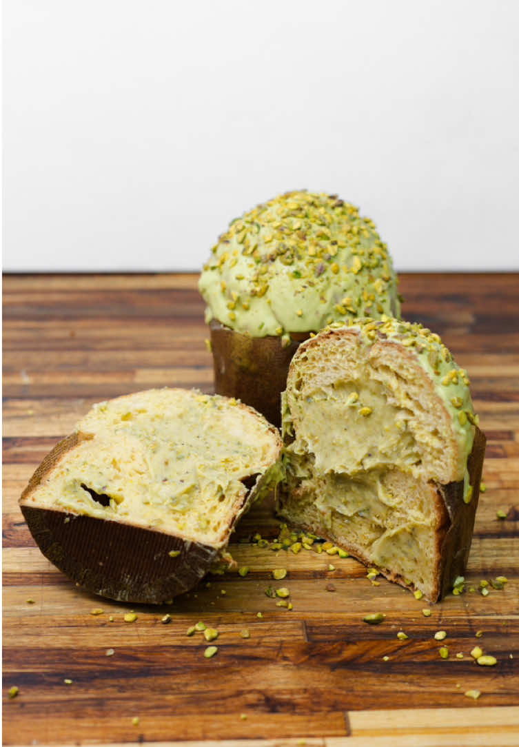 Um panetone diferente de tudo que você já provou! 😍 Nosso panetone de pistache chegou para roubar a cena neste Natal. Uma novidade que combina massa macia e muito recheio para tornar suas festas ainda mais inesquecíveis 🤎🎄 Aberto todos os dias, Segunda à Sábado - 07:30h às 20h. Domingos - 07:30h às 19:30h. #89coffee #89coffeestation #liberdade #saopaulo #fyp #cafe #cafeteria #natal #feliznatal #panetone #pistache #pravoce 