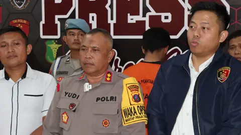 Polres Pematangsiantar Gelar Konferensi Pers Perkara Tindak Pidana Penganiayaan Yang Menyebabkan Matinya Orang https://tribratanews.respematangsiantar.sumut.polri.go.id/ Bertempat di LT II Ruang Press Room Polres Pematangsiantar,Mewakili Kapolres Wakapolres Pematangsiantar AKBP Ahmad Wahyudi Pimpin Konferensi Pers Perkara Tindak Pidana Penganiayaan Yang Menyebabkan Matinya Orang, Senin 16 Desember 2024 Pada Pukul 19.30 s./d.selesai  Dalam Konferensi persnya Wakapolres Pematangsiantar AKBP Ahmad Wahyudi didampingi oleh Kasat Reskrim AKP Made Wira Suhendra SIK, MH,KBO Sat Reskrim IPTU Apri Damanik,SH  Wakapolres Pematangsiantar AKBP Ahmad Wahyudi Ahmad Wahyudi Menyampaikan Hari ini polres pematang siantar melaksanakan konferensi pers perkara tindak pidana penganiayaan yang menyebabkan matinya orang  Iapun menjelaskan Kronologis kejadian tersebut yang terjadi Pada hari Minggu Tanggal 15 Desember 2024 Sekira Pukul 03.00 WIB di Jalan Rindung Kelurahan Tanjung Pinggir Kecamatan  Siantar Martoba Kota Pematangsiantar Dimana sebelumnya Pada hari Sabtu tanggal 14 Desember 2024 sekira pukul 22.00 Wib Saksi an.A.S komunikasi dengan korban an. N.H.I melalui aplikasi Dating Apss OMI dan sepakat untuk jalan keliling kota Pematangsiantar  sekira pukul 23.00 Wib AVIAT mengajak pulang korban namun korban mengarahkan perjalanan ke Jl.Rindung Kel.Tanjung Pinggir Kec.Siantar Martoba tenyata akan dipaksa untuk masuk ke hotel. Saksi A.S merasa keberatan untuk diajak masuk ke hotel dan terjadi pertengkaran antar saksi dan korban.  Pada saat di sekitar lokasi pelaku G.C.P. mendengar pertengkaran A.S dengan korban an. N.H.I dan menghampiri korban dan saksi A.S setelah pelaku G.C.P mendekati ternyata G.C.P mengenali saksi A.S. Selanjutnya korban mengatakan kepada pelaku G.C.P 