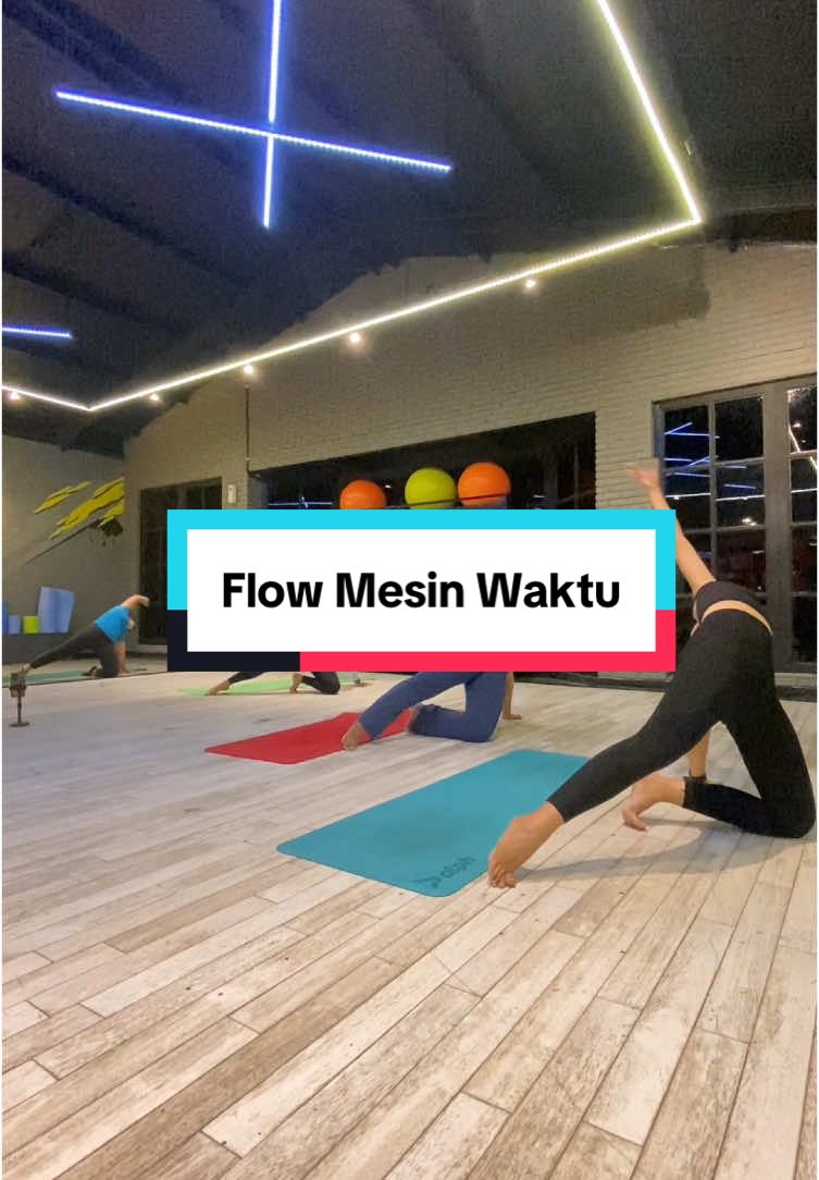 #flow #insideflow #insideflowyoga #yogaflow #yoga #yogalove #yogaday #yogapractice #yogainspiration #yogatok #insideflowindonesia #body #bodygoalz #olahraga #olahragatiaphari #fypage #fyppppppppppppppppppppppp 