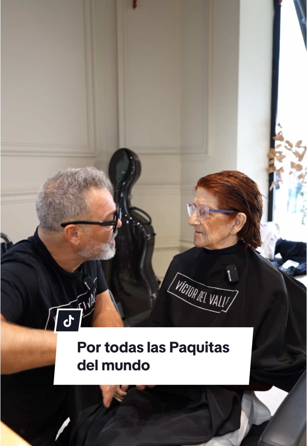 Hoy quiero dedicar unas palabras a alguien muy especial: Paquita. Ella no era solo una clienta en la peluquería, sino una amiga de toda la vida. Siempre tenía un estilo único, lleno de color, alegría y personalidad. Pero lo que más la definía era la música. El piano fue su gran amor, y durante años compartió su talento como profesora en el conservatorio. Hoy Paquita tiene Alzheimer, pero sigue siendo esa mujer especial que tanto nos ha inspirado. Gracias a su hija, que con amor y dedicación utiliza la música como un puente hacia sus recuerdos, hemos vivido un momento inolvidable: después de un tiempo sin hablar, Paquita nos regaló unas palabras. Un pequeño milagro que nos llenó el alma. Este mensaje es para todas las Paquitas, para todas esas personas que enfrentan el Alzheimer y para quienes las acompañan con amor y paciencia. Porque aunque el Alzheimer borre recuerdos, nunca podrá borrar el amor ni los momentos que nos unen. ❤️ Por todas las Paquitas del mundo  #alzheimer #musica #victordelvalle #paquita #salondebelleza 