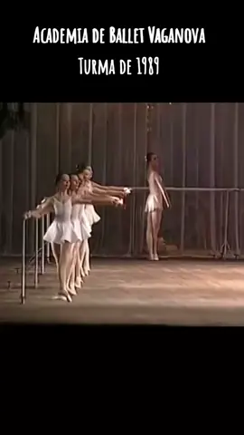 Vaganova Ballet Academy. Classe 1989. CURIOSIDADE: Ulyana Lopatkina é a  1ª à esquerda da barra central.  #ballet #balletclass #clássico #bailarina #ballerina #dança #dancer #perfeito #perfect #handsome #thebest #precious #preciousmoments #momentos #moment #bijou #repostando #reposting #vaiprofycaramba #vaiprofy #vaiprafy #fyppp #fyppage #fyp 
