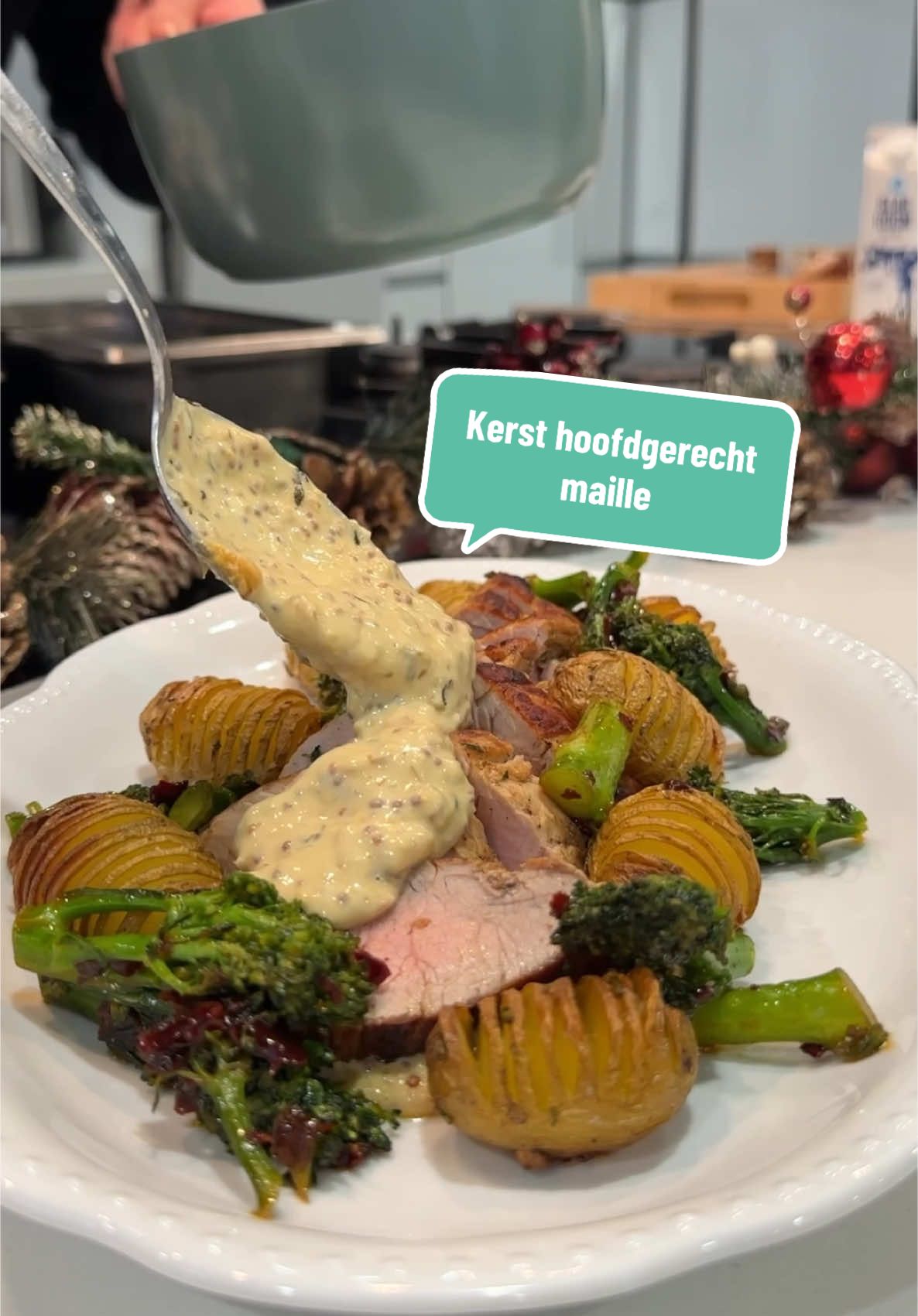 Geloof me dit gerechtje is super makkelijk en snel (max een uurtje) te bereiden en het is ook zo’n bizar goede combi. Recept vind je hier onder ⬇️ Varkenshaas, mosterd roomsaus, hasselbacks, chili-honey bimi Ingrediënten voor 4 personen: 🫕 Mosterd roomsaus: Klontje roomboter 1 sjalot 1 knoflook teen 5 takjes tijm (de blaadjes) 1 glas (125ml) witte wijn 1 el mosterd Dijon originale @maille 2 el mosterd à l’ ancienne (Maille) 250 ml slagroom Peper & zout 🥔 Overig: 2 varkenshaasjes circa 300+g per stuk 1 kilo krieltjes (vastkokend) 750g bimi 4 el honing 2 el crispy chili oil 3 takjes rozemarijn 2 tenen knoflook Olijfolie Roomboter Bereidingswijze: * Begin met het verwarmen voor de oven op 180 graden * Was de krieltjes en snij ze dun in tot 3/4e van de aardappel (niet helemaal door dus) * Doe ze in een ovenschaal met flink wat olijfolie, zout, fijngesneden knoflook en rozemarijn en bak voor een uurtje in de oven tot gaar * Maak ondertussen de mosterd saus door een gesnipperd sjalotje en knoflook teentje aan te fruiten in wat roomboter met de takjes tijm * Blus na 5 minuten fruiten af met de witte wijn en laat deze verdampen/inkoken * Als de wijn bijna helemaal verdampt is voeg je de slagroom en Maille mosterd toe * Breng rustig aan de kook, dik in en breng op smaak met peper en zout * Snij de bimi in 3e en blancheer in 3 minuten beetgaar * Giet af en bak het rustig even kort in de honing en crispy chili oil * Zorg dat de varkenshaas al een uurtje van te voren uit de koelkast ligt, en bestrooi met zout * Bak 3 minuten per kant aan in flink wat roomboter en voeg dan de tijm toe * Begin met arroseren (boter over het vlees besprekelen met een lepel) en doe dit voor nog eens 3 minuten per kant terwijl je het vlees regelmatig draait/beweegt  * Haal uit de pan, doe in alluminium folie en laat het rusten terwijl het tegelijkertijd kan door garen tot 65 graden kern temperatuur (5/10 minuten) * Serveer alles op 2 mooie ovale borden en eet smakelijk! Ad #maille #mosterd #mosterdroomsaus #varkenshaas #feestdagen #hoofdgerecht #food #kerst 