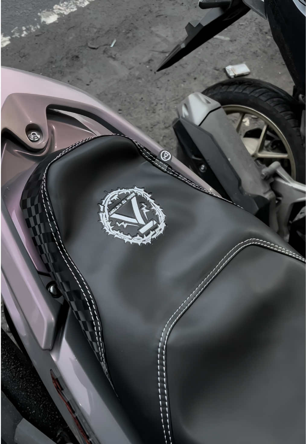 Bener” cakep ini sarung jok dari  AKNA desainya bagus jahitannya super rapih 🤩 #sarungjokakna #jokakna #variomodifikasi