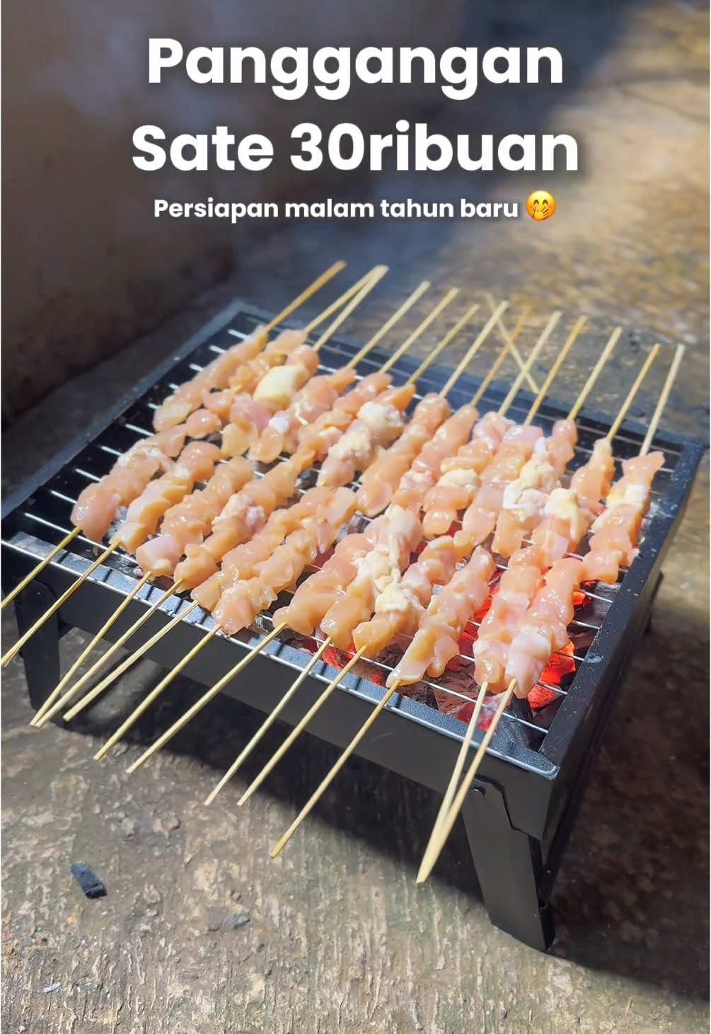 Buat yang nggak mau ribet kayak gue, bakar-bakaran malam tahun baru pake panggangan portable ini aja! Cuma 30 ribuan, praktis, gampang dibawa, dan tinggal pakai #panggangan #pangganganportable #panggangansate