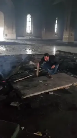 جميل الحسن من أمام قبر محروق الروح حافظ الاسد