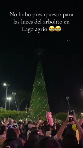 #lagoagrio_ecuador🇪🇨 #encendidodeluces #presupuesto #estahorrible #nuevaloja_sucumbios_ecuador #lagoagrio_ecuador🇪🇨😄😊 #viral_video #viralvideos #flypシ #arboldenavidad #arbolitodenavidad🌲 #encendidonavideño #n#sucumbios #feos 