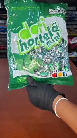 No vídeo, mostramos o pacote de 600g das incríveis balas de hortelã mint da Dori! 😍 Perfeitas para refrescar o dia, dividir com a galera ou ter sempre por perto. E ainda temos o kit especial com 3 pacotes para quem não abre mão dessa delícia. 📦 Garanta já o seu! 📲 Entre em contato pelo (14) 99655-2802 🌐 Acesse: www.facinafoods.com.br 👉 Mais sabor e frescor, direto na sua casa! #BalasHortelã #FacinaFoods #RefrescânciaPerfeita #DocesQueConquistam #BalasDori