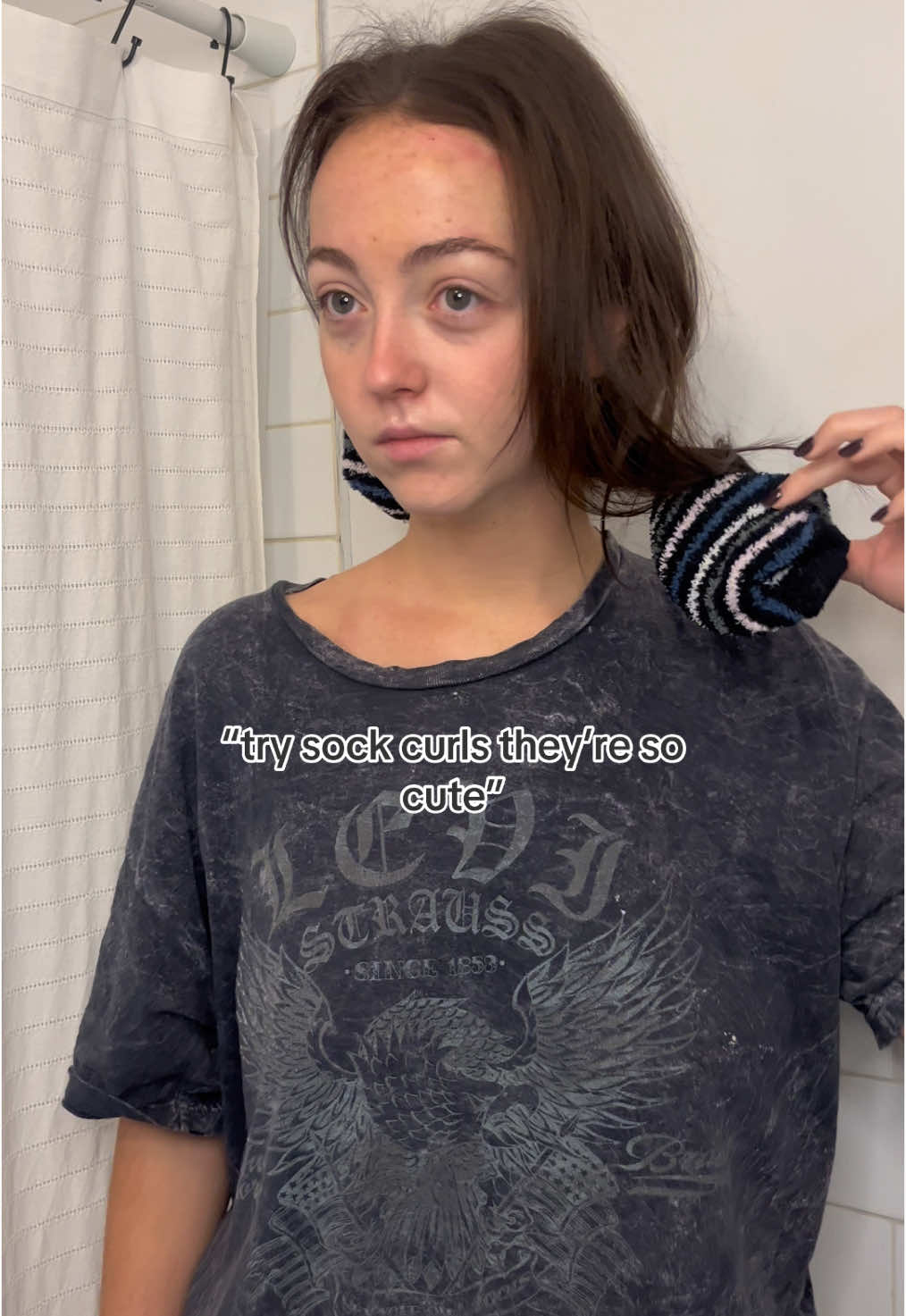 The sock on my shoulder has me cracking up this morning  #sockcurls #heatlesscurls #realisticmorning #heatlesshairstyles #sockcurlsresults 