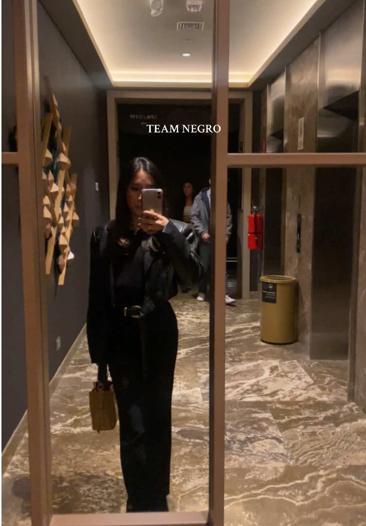 Amamos el negro #black #outfit #girls #teamwork #OOTD 