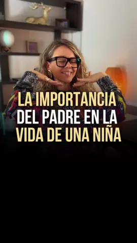 Para criar una niña feliz y segura de sí misma, es importante entender el papel que juega el padre en su vida. El padre es la primera figura masculina con la que ella se encuentra, y de su comportamiento depende cómo imaginará a su futuro compañero, así como lo que asociará con el apoyo, la protección y el amor incondicional. Queridos padres, expresen su amor hacia su hija de manera abierta e incondicional. Ámenla no por sus logros o éxitos, sino simplemente por ser quien es. Esto le ayudará a entender que tiene un valor propio y que no necesita buscar la aprobación externa para sentirse valiosa. La relación con la madre de la hija es otro ejemplo importante. Cuando respetan y apoyan a su esposa, le muestran a su hija cómo puede ser una relación de pareja saludable. Para una niña, esto es un modelo de relaciones, y así sabrá lo que es el respeto y el cuidado.  Conviertanse en un pilar para su hija, un espacio seguro, una persona que la acepte tal como es, con todas sus emociones, temores y alegrías. Abrácenla cuando sea necesario y estén a su lado cuando busque apoyo. Hablo de esto no solo desde el conocimiento psicológico, sino también porque yo misma crecí sin la atención de un padre y sentí profundamente cuánto falta eso. Durante mucho tiempo carecí de apoyo masculino, palabras cálidas y confianza en mí misma. Por eso hoy quiero que discutamos: ¿Les decía su padre palabras amables? Y si tienen hijas, ¿se sienten ellas admiradas por su papá?