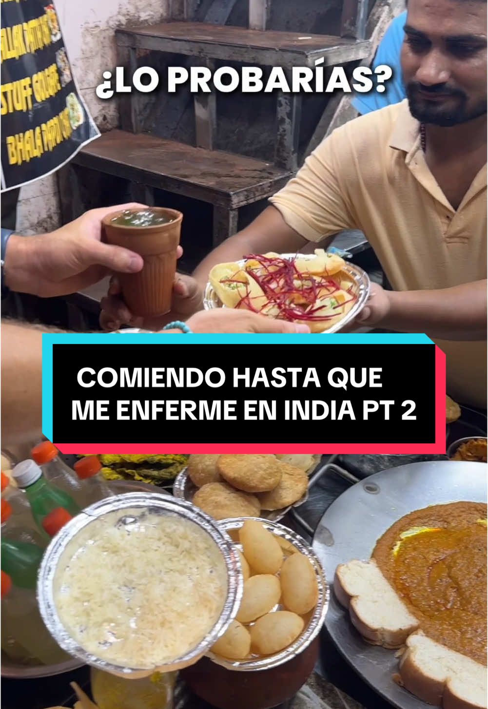 ¿COMERÍAS ASÍ EN LA INDIA 🇮🇳 ?  Esta es la Parte 2. Busca la parte 1 en mi perfil… a ver si me enfermo.  Gracias a @viaje_por_india por mostrarme su cultura y estos lugares así. 😂 Eres el mejor Soni!  La realidad es que me atreví a comer comida 🥘 callejera así en 📍 Nueva Delhi 🇮🇳 ya que siempre viajo con los seguros de viaje con @ocinsurance  (contáctalos para más ℹ️ o llena el formulario 📋  en el enlace 🔗 de mi perfil para un estimado GRATIS 💰) #india #nuevadelhi #comidacallejera #comidaindia #comico 