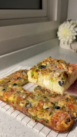 الكيكه المالحه للمره المليون اسويها عشانكم🤭 في الخلاط علبة زبادي+حبتين بيض+نص كوب ماء+ملعقه كبيره ملح+ملعقتين كبيره سكر +نص كوب زيت+ملعقه كبيره خل بعد مانخلطها في الخلاط نضيفها على كوب وربع دقيق +ملعقه صغيره بيكنج بودر ونوزع عليها الفلفل والزيتون والطماط ومكعبات جبن مثلثات ابو ولد واريغانو وزعتر وقبل نطلعها من الفرن بخمس دقايق نضيف عليها الجبنه المبشوره برميزان نسخن الفرن قبل ندخلها بربع ساعه من فوق وتحت على درجة حراره ١٨٠ في الرف الوسط وبالعافيه مقاس الصينيه ٢٠ في٣٠سم وصواني ساكو حلوه مره @ساكو | SACO  #تصويري #اكسبلورexplore #اكسبلور #ترند #بيتزا #البيتزا_السريعة #موالح #معجنات #تصويري #شاي #رمضان 