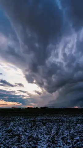 Sunsets and thunderstorms #peaceful #thunderstorm #rain #relaxation #clouds #aestheticvideos #neondreamfactory 