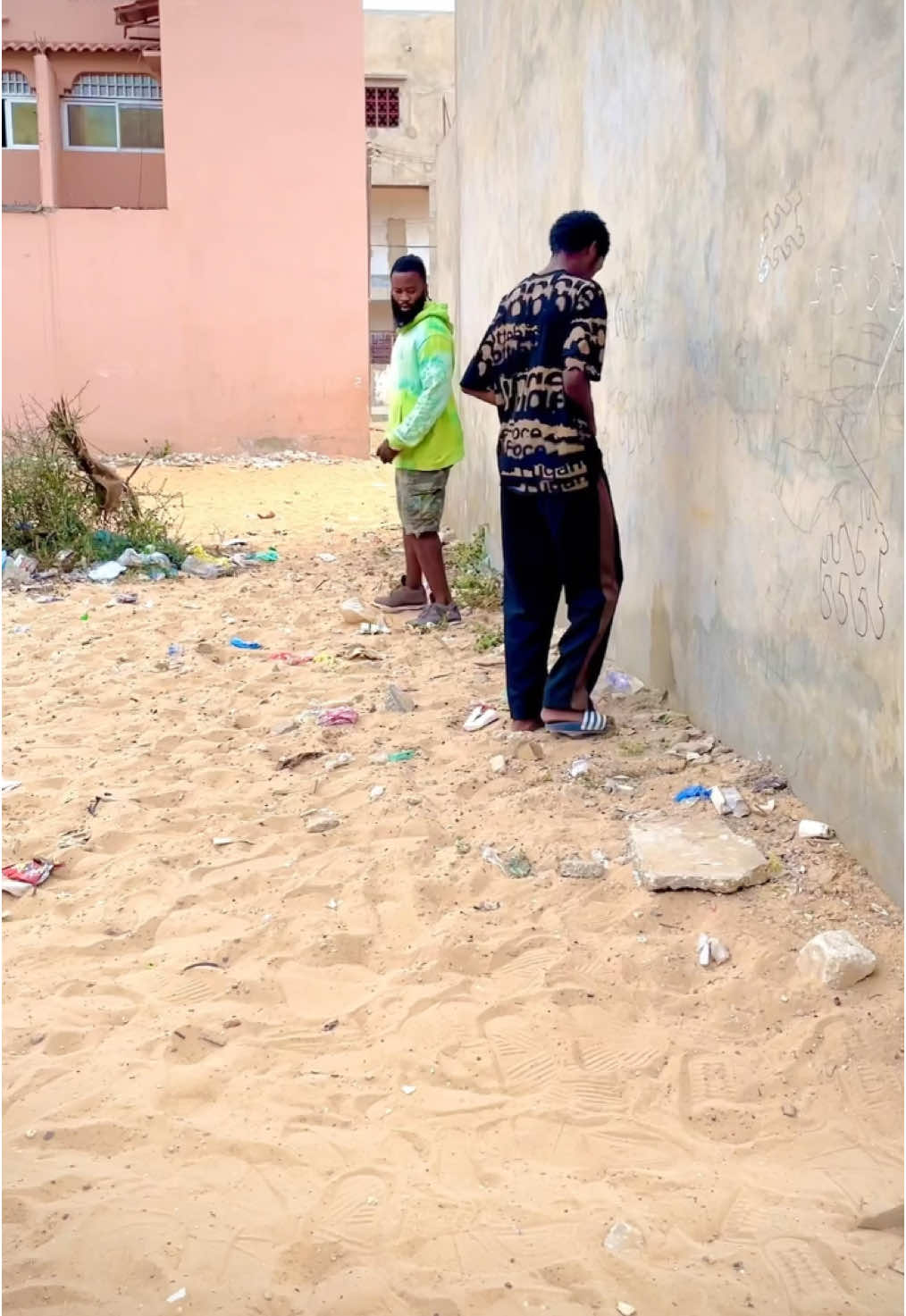 Prank rituel urine😂😂 Ki dei dotoule sawati si mbéddeu mi😂😂#cameracachée #senegalaise_tik_tok #tiktoksenegal🇸🇳 