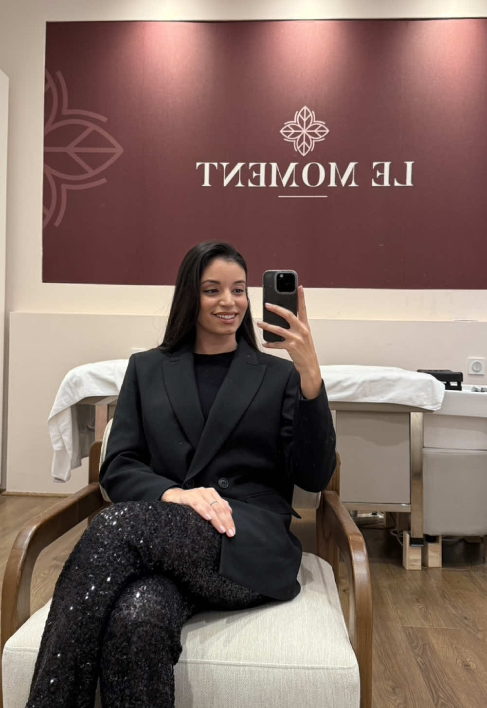 Jai testé le @lemoment_headspa 💕 Le Head SPA est un soin du cuir chevelu d’origine japonaise combinant bien-être et relaxation intense dans un cadre cocooning et intimiste 😍 Tout d’abord, on commence par l’analyse du cuir chevelu pour choisir les produits adaptés à mes besoins, puis je m’installe pour commencer la prestation avec un alternance entre nettoyages, massages, soins capillaires, vapeurs chaudes... J’ai tout simplement ADORÉ 😇Grâce aux mains de fées d’Alizée, j’ai réussi à me détendre, et en plus les produits sélectionnés sentent divinement bons 🌸 Alors j’ai une surprise pour vous dans mon dernier RÉEL sur IG pour tenter de remporter votre moment bien-être parce que comme vous le savez prendre soin de soi n’est pas un luxe mais une nécessité 🎁