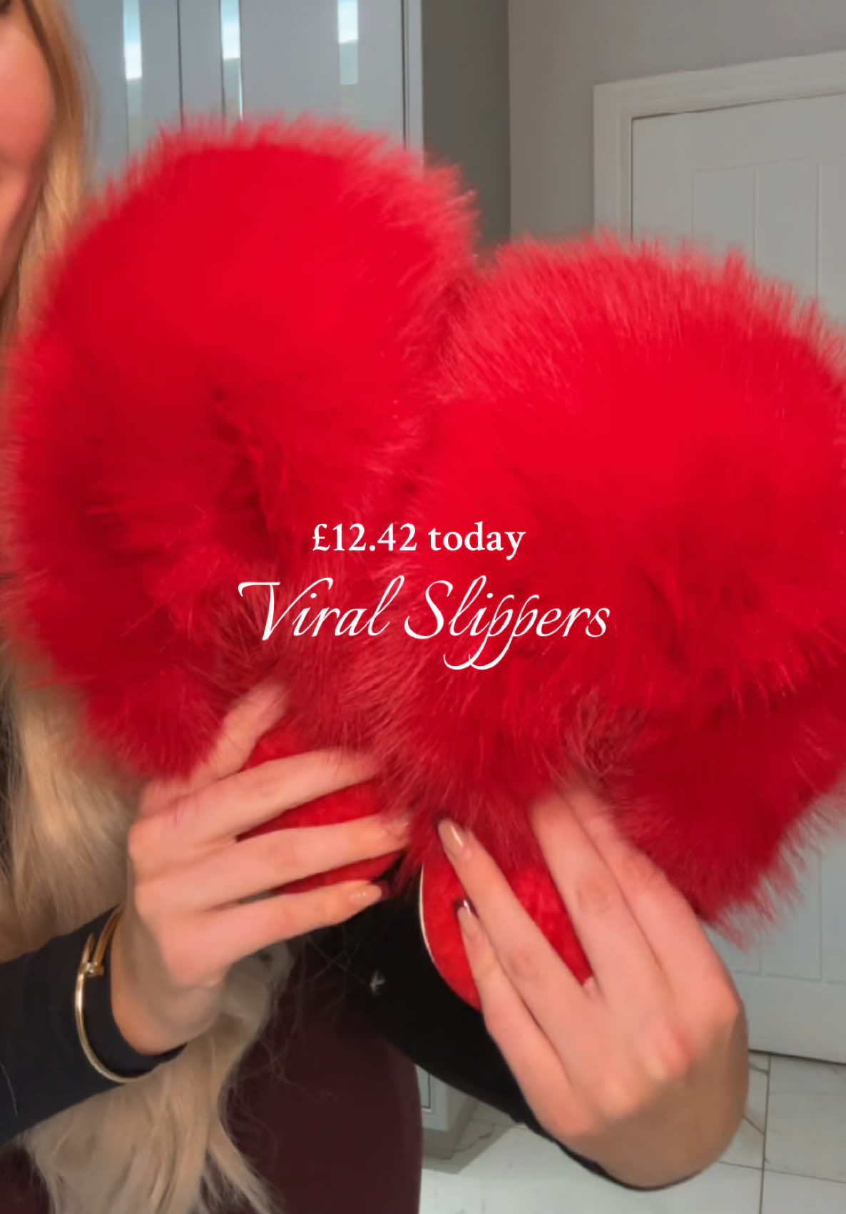 Obsessed & an absolute barging 😍 #slippers #viralslippers #fauxfur #trendingproducts #tiktokmademebuyit 