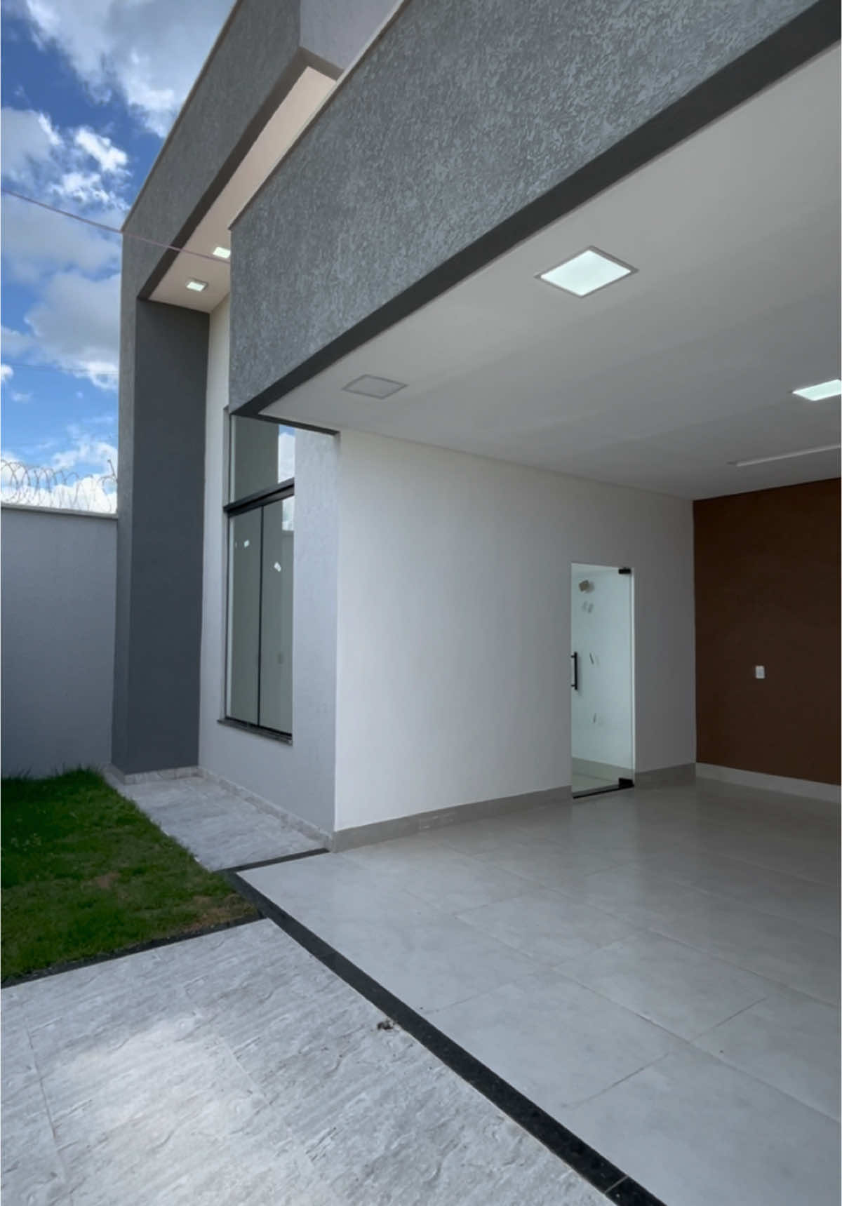 Espia só que luxo de casa😮🤤 •DISPONÍVEL PARA VENDA✅ Ótima localização, perto de supermercados, escolas, farmácias, parques de lazer e muito mais. •3 Quartos sendo 1 suite  •Sala com pé-direito alto  •Cozinha individual  •Área de serviço  •Garagem para dois carros  •Churrasqueira  •Piso em porcelanato  Valor R$ 375.000,00 Entre em contato e consulte condições de aquisição 📲  (62) 9 8436-0746 Creci: 29.397