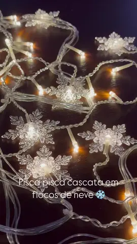 Transforme qualquer ambiente com o brilho mágico do pisca-pisca cascata LED! ✨🎄 Perfeito para criar aquele clima acolhedor e cheio de encanto. #natal #natal2024 #decoraçaonatalina #feliznatal #arvoredenatal #natalemfamilia #magiadonatal #dicasdenatal #natalcomestilo #presentesdenatal