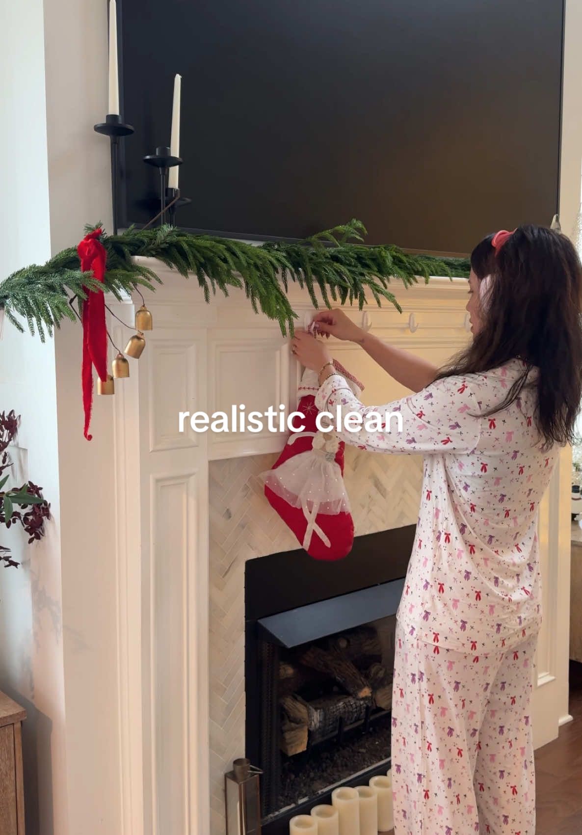 I love when I clean with you guys🥹😭🫶🏼also Sam😂🧼🎄🫧#momoffour #cleanwithme #sundayreset #sundayclean #cleanroutine 