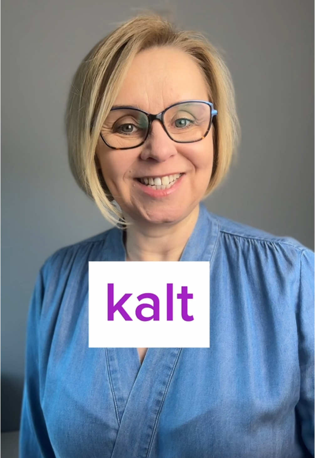 Mir ist kalt! 🇩🇪Ist es so kalt hier?  🇵🇱Jest tutaj tak zimno?  🇩🇪Ich bin kalt! ❌❌❌ 🇩🇪Ich bin sehr sehr sehr kalt. ❌❌❌ 🇩🇪Mir ist kalt!  🇵🇱Mi jest zimno! 🇩🇪Nicht „ich”! 🇵🇱Nie „Ich”! 🇩🇪Dir  ist kalt!  🇵🇱Tobie jest zimno  🇩🇪Du frierst.  🇵🇱Marzniesz! Zrobiłaś/ zrobiłeś już kiedyś taki błąd?  Daj znać w komentarzu! niemiecki• nauka niemieckiego• matura•matura z niemieckiego •kurs niemieckiego • niemiecki na co dzień • codzienny niemiecki • niemiecki online• treści edukacyjne • nauczycielka niemieckiego•  niemiecki przydatny w życiu codziennym #niemiecki #naukaniemieckiego#niemieckionline  #niemieckiodpodstaw #maturazniemieckiego #niemieckidlakazdego #niemieckidlapoczątkujących #learngermanonline #german#matura#easygerman   #deutsch #matura2025 #CapCut 
