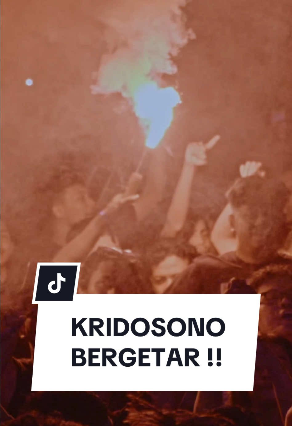 Beberapa malam lalu meliar bersamamu di stadion Kridosono Yogyakarta! #rebellionrose #akukamudansamudra #rebelliondate #terimakasih #yogyakarta #flare #sehatselalusodaraku 