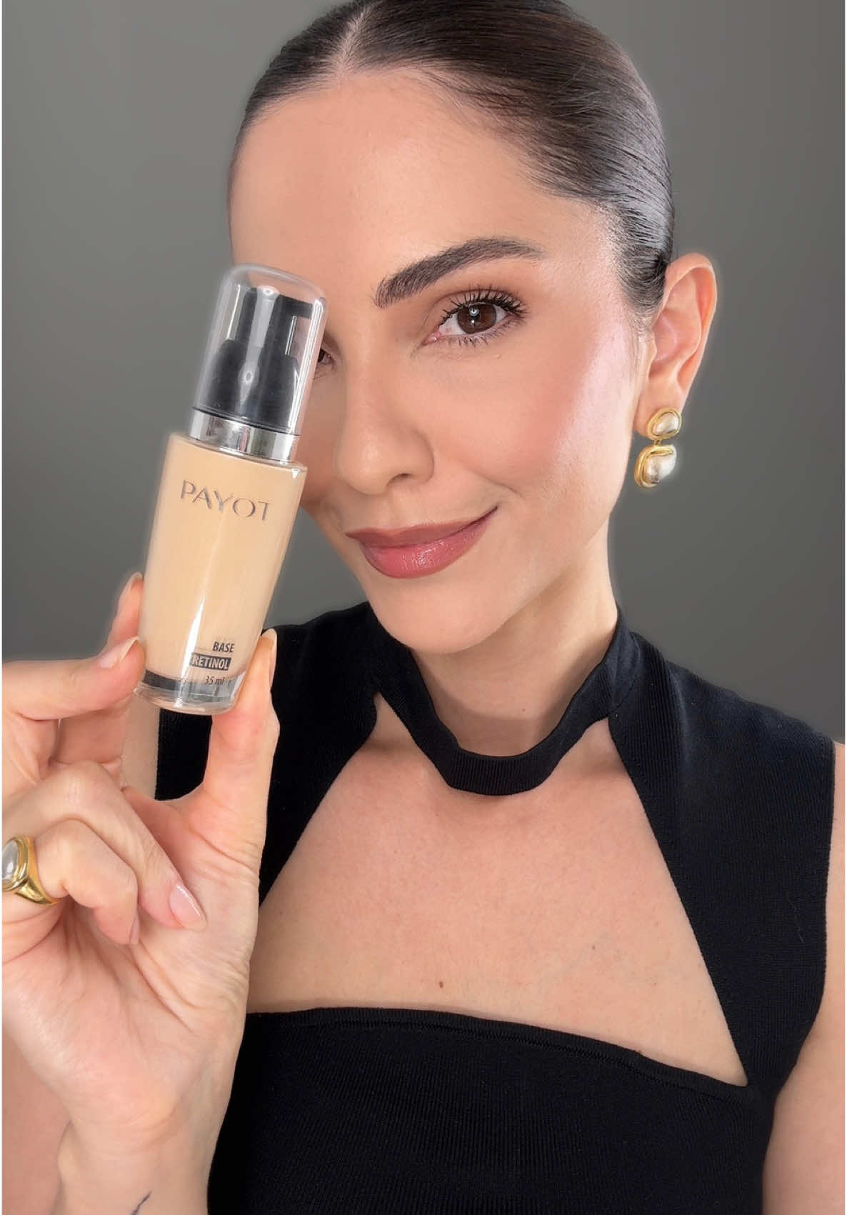Conheci agora e já virou uma queridinha!! 🫶🏼 Eu já sabia que eu ia gostar dessa base, porque ela tem tudo que eu procuro em uma base: tratamento aliado e textura hidratante com acabamento natural. Mas ela me surpreendeu e entregou muito mais com uma durabilidade incrível mantendo a pele impecável até o final do dia! Eu usei a cor 30 e finalizei com o corretivo da mesma linha nas cores 20 e 10 (para iluminar) Então pra vocês que me pedem indicação de base hidratante para pele madura, sensível, que tem boa cobertura, durabilidade e com ótimo custo-benefício, eu indico: Base Retinol da @Payot Brasil!  Já corre para o site garantir a sua! #Payot #PayotBrasil #BaseRetinol #publi