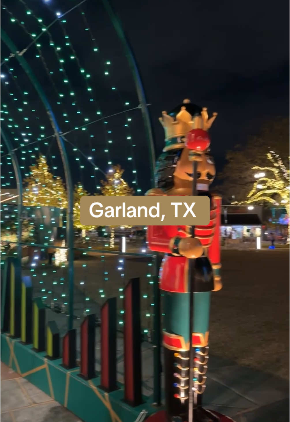 Christmas in downtown Garland 🤩🎄🎁 #christmaslights #holidayvibes #freelightshow #garlandtx #christmasindallas #datenight 