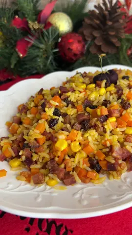 Arroz à grega Essa receita de arroz à grega é a cara do natal! Sempre faz sucesso na ceia da minha família. Ingredientes - 2 xícaras de arroz já cozido - 1 calabresa cortada em cubos pequenos - 200g de bacon em cubos pequenos - 1 cenoura cortada em cubos e já cozida - 1/2 lata de milho verde - uva passas à gosto - Alho em pó e páprica defumada à gosto pára temperar Modo de preparo no vídeo ❤️ #receita #fyp 