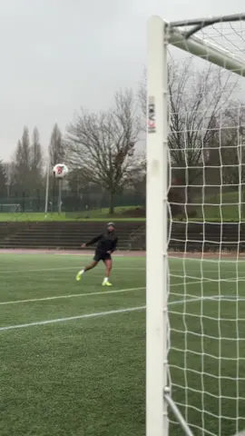 This angle ⚽️😮‍💨 . . . #Soccer #footballtraining #fyp #footballdrills #footballtiktok #footballskills #footballerplayer #satisfying #fypageシ 