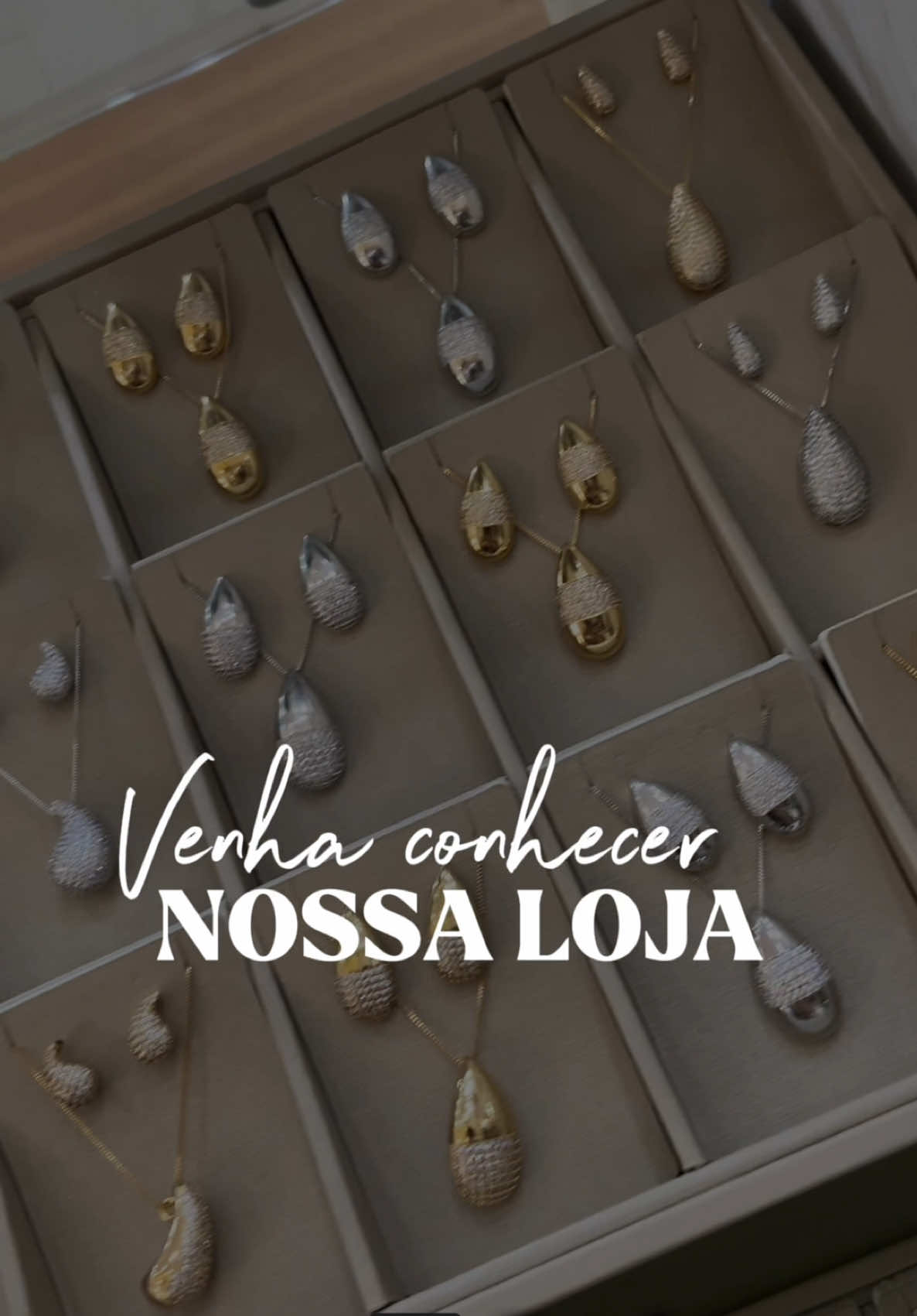 Na Fran Joias do Tropical Shopping, aqui em São Luís, você encontra as melhores e mais lindas Semijoias, Joias na Prata 925, Óculos e Relógios de diversas marcas. Nesse Fim de Ano, brilhe ainda mais com Fran Joias, usando ou presenteando.💃💎✨🎁🎄 Aqui na Ilha do amor, temos outras duas lojas esperando por você😉👇 📍Loja Centro, na rua do Passeio esquina com Rua Grande. 📍Loja shopping da Ilha #SãoLuís #Maranhão #Semijoias #Joais #Presentes #Natal 