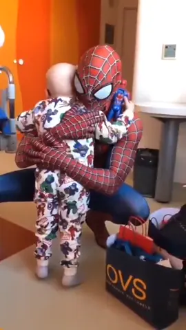 SPIDERMAN VISITS SICK BOY IN THE HOSPITAL DURING THE HOLIDAYS AND SPENDS THE DAY WITH HIM. STICK AROUND FOR THE END 😭😭😭🎅🏻🎁🎄 #Christmas #spiderman #hopecore #hollidays #fcancer #hospital #navidad