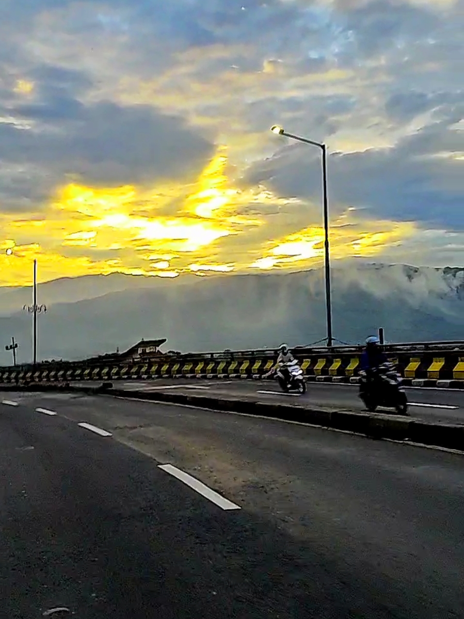 Beautiful view  #beautiful #beautifulview  #jalanrayamalangsurabaya #sunset #pemandangan 