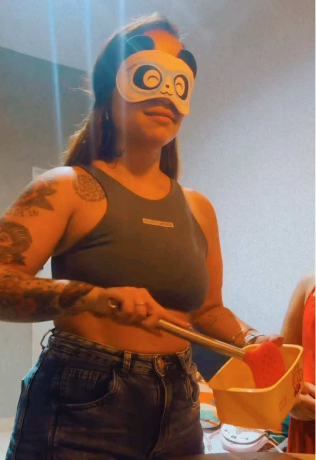 Minha filha chamou as amiga pra fezta do pijama e brincamos de catar algodão 😂  Que vexame genteeee não catei nenhum🥹 #maternidadereal #brincadeiradecriança #brincadeiradoalgodao 