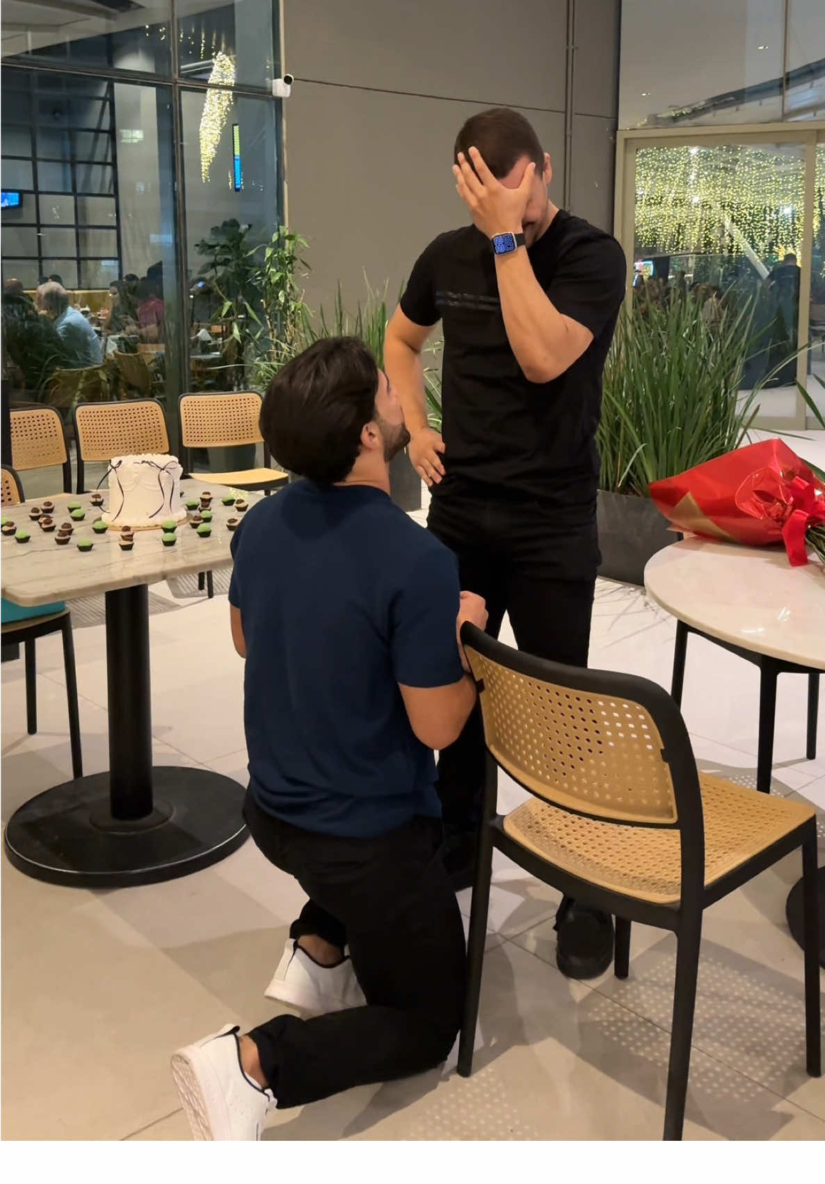 Eu sabia desde o primeiro momento que ele seria o cara da minha vida, e que iriamos fazer dar certo (na verdade a gente nem se esforça pra nada, tudo é simplesmente espontâneo. Fazer ele feliz me traz uma alegria e uma sensação maravilhosa, tanto é que não pensei duas vezes em surpreende-lo. Eu o amo tanto❤️  . . . . . . . . . . . . . . #fyyyyyyyyyyyyyyyy #funny #pedidodenamoro #namorados #Love #foryoupag #flay #explorer 